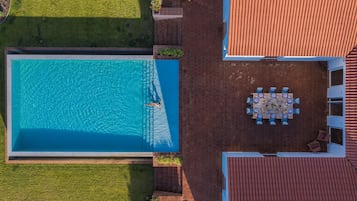 3 piscines a l'aire lliure, para-sols i gandules