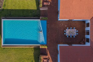 3 buitenzwembaden, parasols voor strand/zwembad