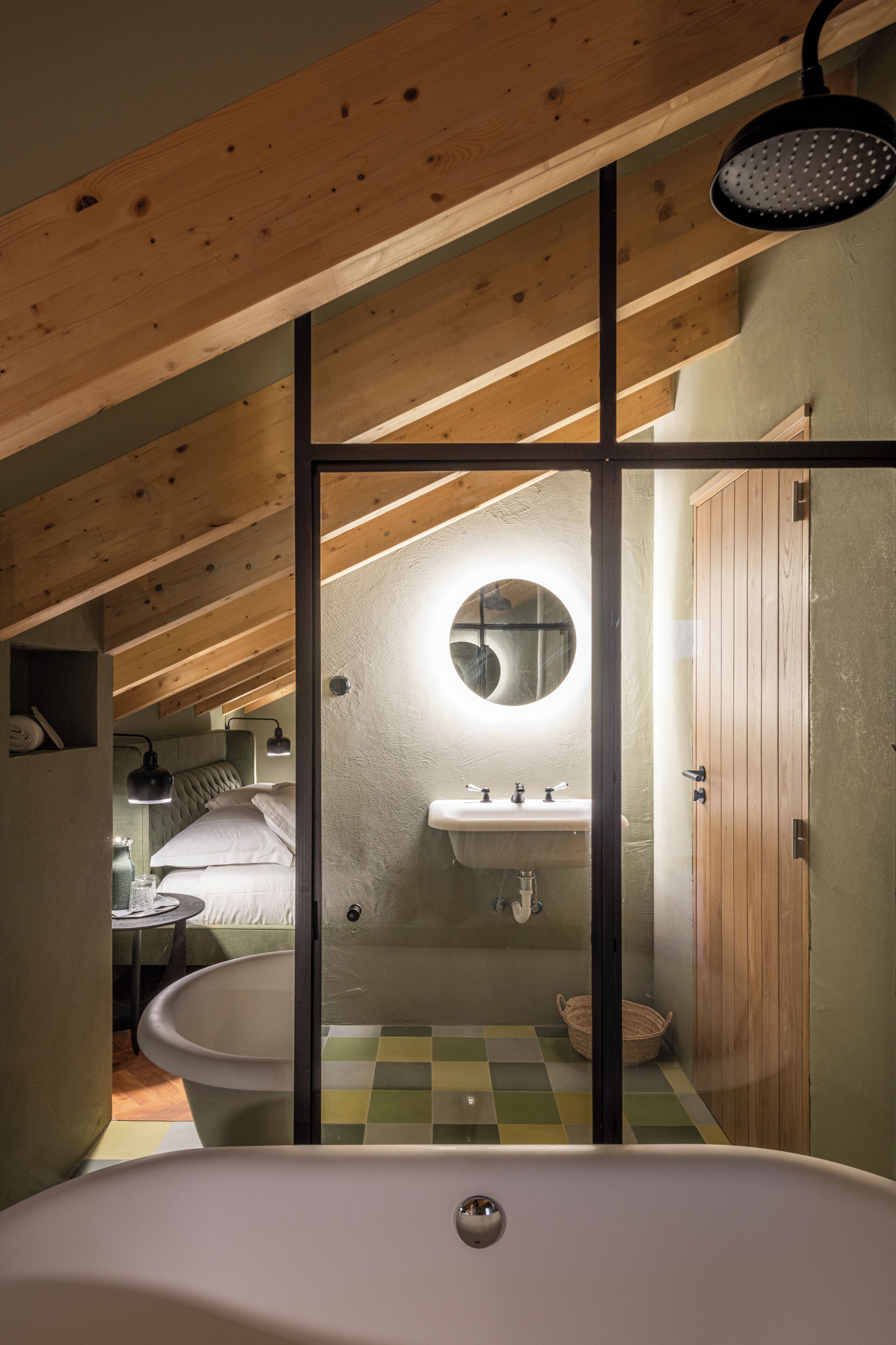 Un baño con bañera, lavabo y ducha.