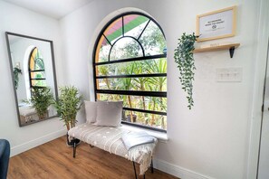 Interior - Casita-Stylish Garden Home 5 Min to Bayshore water (Tampa)