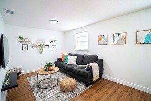 Smart TV, offices - Casita-Stylish Garden Home 5 Min to Bayshore water (Tampa)