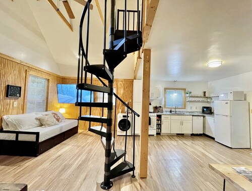 Creekside Cabin at Lake Hartwell: hot tub, 2 king beds, outdoor TV, fire pit