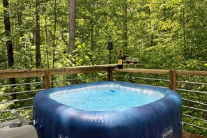 Outdoor spa tub - Romantic Cabin: Hot Tub, Fire Pit, Indoor & Outdoor Living, EV Charger (Martin)