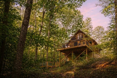 Romantic Cabin: Hot Tub, Fire Pit, Indoor & Outdoor Living, EV Charger