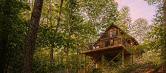 Romantic Cabin: Hot Tub, Fire Pit, Indoor & Outdoor Living, EV Charger