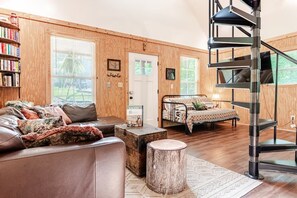 Smart TV, video games, books - Romantic Cabin: Hot Tub, Fire Pit, Indoor & Outdoor Living, EV Charger (Martin)