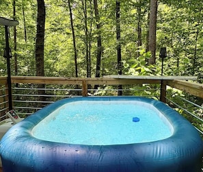 Outdoor spa tub - Romantic Cabin: Hot Tub, Fire Pit, Indoor & Outdoor Living, EV Charger (Martin)
