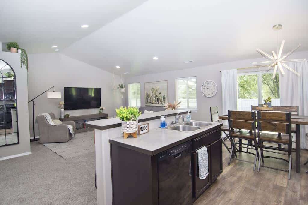 Greenbelt Retreat | Huge Private Yard | Near Nnu & Downtown Nampa | Sleeps 10 - Nampa, ID