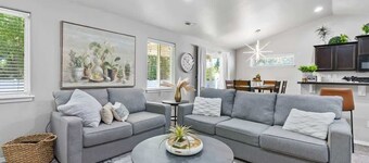 Greenbelt Retreat • Huge Private Yard • Family & Groups