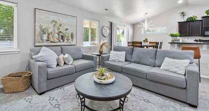 Greenbelt Retreat • Huge Private Yard • Family & Groups