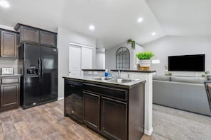 Refrigerador, microondas, horno, placa de cocina