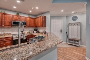 ثلاجة، ميكروويف، فرن، موقد طهي مسطح