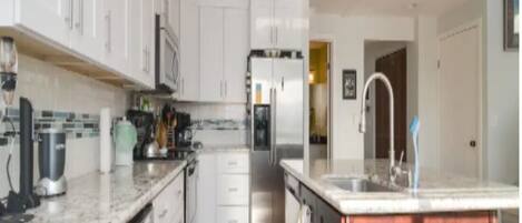 Køleskab, mikrobølgeovn, ovn, kogeplade