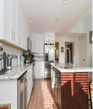 Fridge, microwave, oven, stovetop - SPACE NEEDLE VIEWS & CLOSE TO LAKE UNION (Seattle)