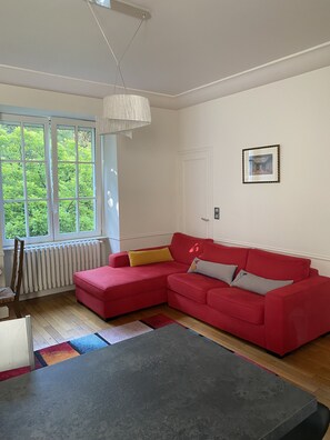 TV - Renovated apartment in a quiet Anglo-Norman house (Mouvaux)