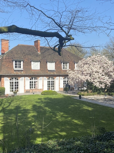 Renovated apartment in a quiet Anglo-Norman house