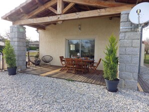 Outdoor dining - House with swimming pool for rent from Sunday to Sunday (Labeaume)