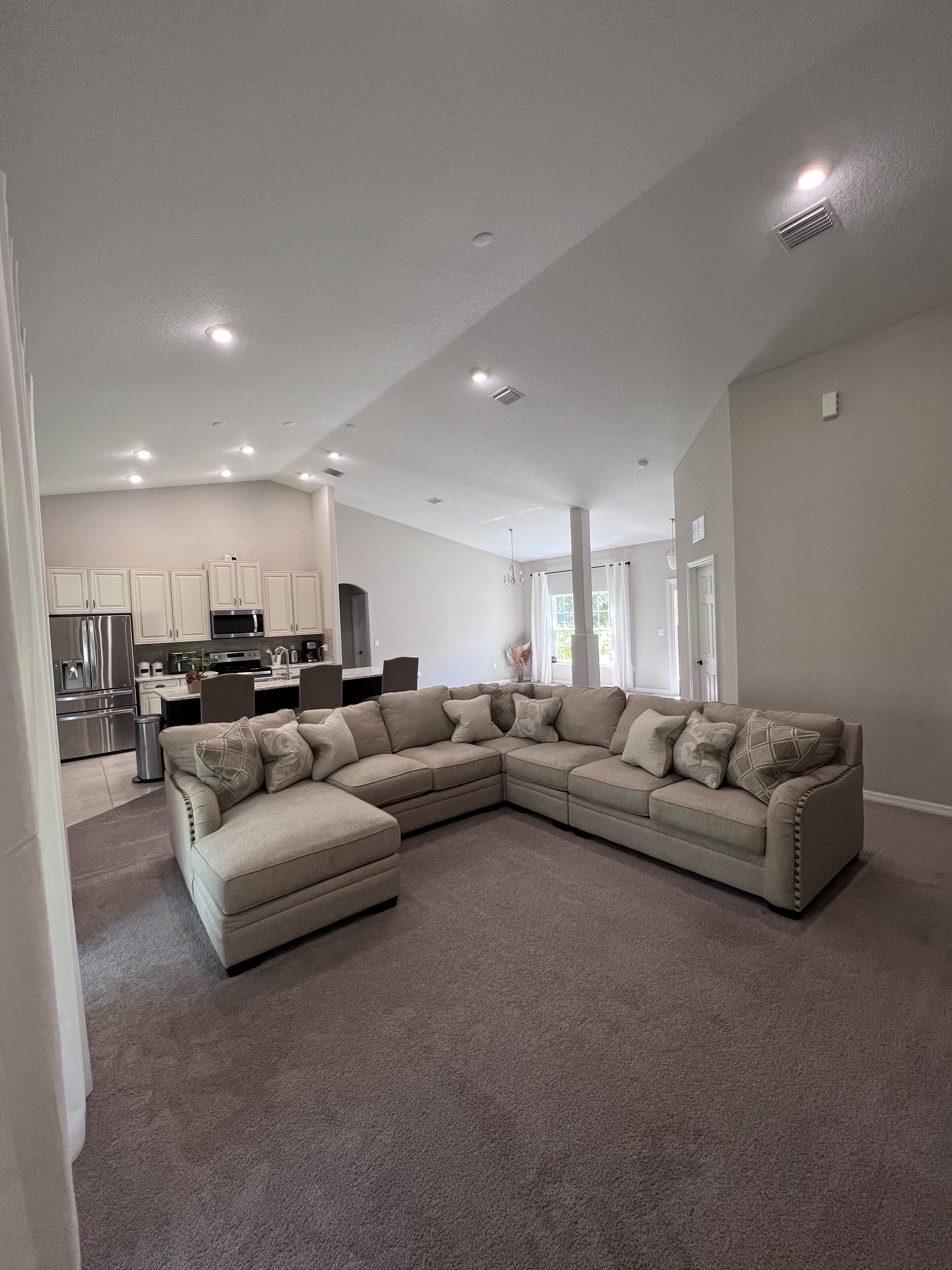 TV connectée, cheminée, jeux vidéo, livres