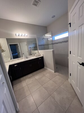 Shower, hair dryer, towels, soap - Private Waterfront Beautiful 4-bedroom Home  (Palm Coast)