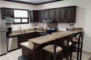 Kjøleskap, mikrobølgeovn, ovn og kokeplater