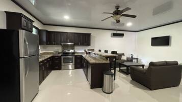 冰箱、微波炉、烤箱、炉灶