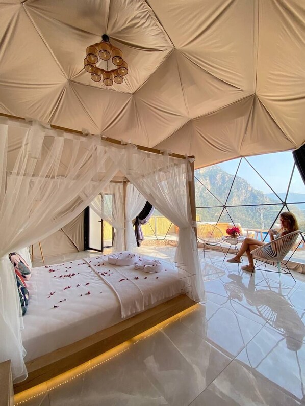 Chambre Royale, 1 chambre, vue mer, côté jardin | 1 chambre, literie de qualité supérieure, minibar