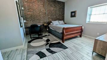 1 bedroom, desk, iron/ironing board, WiFi