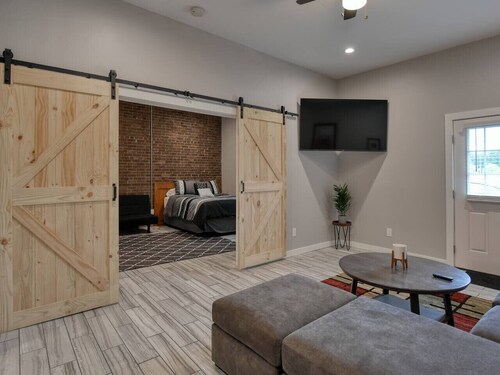 New, modern & chic, upscale apartment