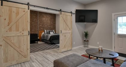 New, modern & chic, upscale apartment