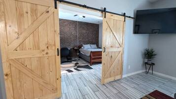 1 bedroom, desk, iron/ironing board, WiFi