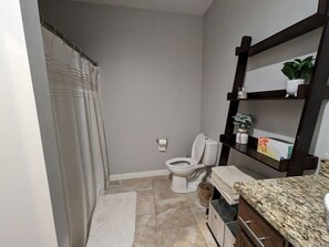 Combined shower/tub, hair dryer - New, modern & chic, upscale apartment (Maryville)