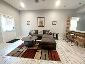 TV - New, modern & chic, upscale apartment (Maryville)