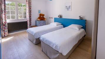 5 bedrooms, iron/ironing board, WiFi, bed sheets