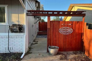 Property grounds - Victory Suite- Private Entrance + Bathroom (Redding)