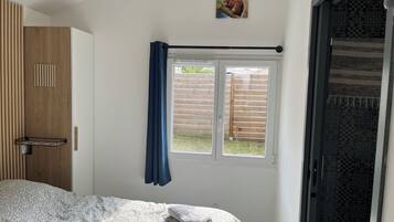 1 chambre, fer et planche à repasser