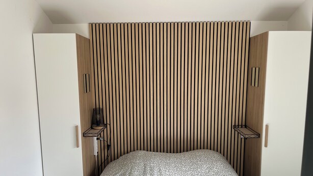 A bedroom with a bed, a wooden slatted headboard, and two bedside tables. - Landes house Dax (Dax)