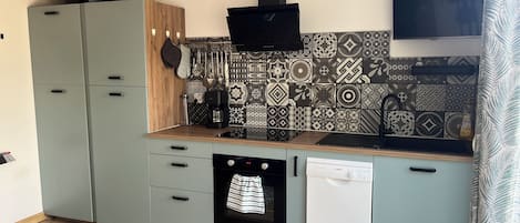 Geladeira, micro-ondas, fogão, cooktop