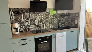 Réfrigérateur, micro-ondes, four, plaque de cuisson