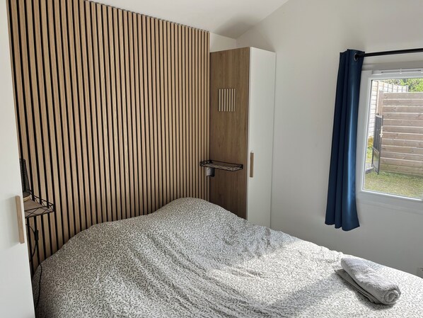 1 chambre, fer et planche à repasser