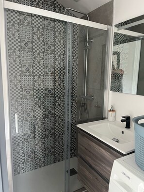 Douche, sèche-cheveux, papier toilette