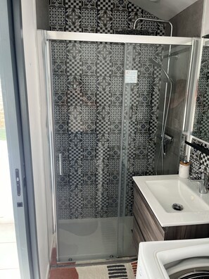 Een douche, een haardroger, toiletpapier