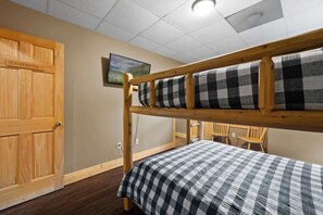 8 bedrooms, desk, iron/ironing board, free WiFi