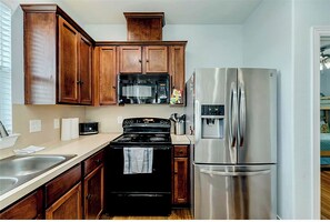 Kjøleskap, mikrobølgeovn, ovn og kokeplater