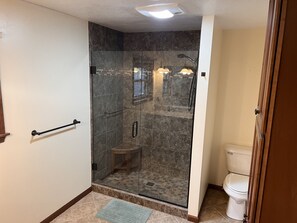 Ensemble douche/baignoire, sèche-cheveux, serviettes fournies