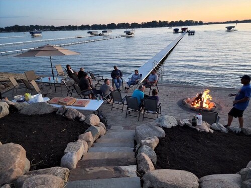 Coldwater Lake Spacious Lake Drive Getaway