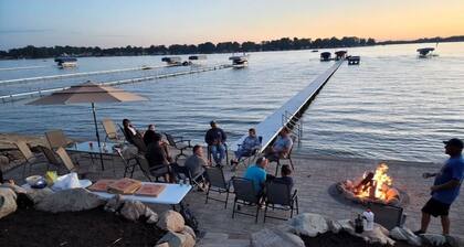 Coldwater Lake Spacious Lake Drive Getaway