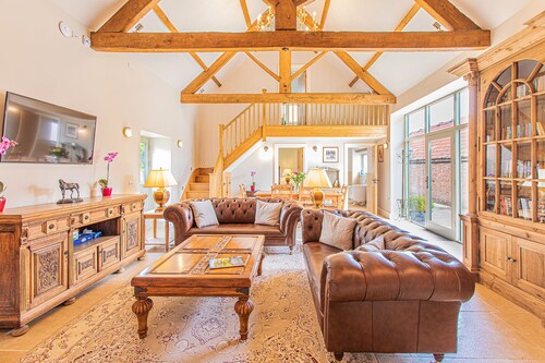 Idyllic Cotswold Barn with Stunning Views, Designer-Chefs kitchen & Hot Tub Hire