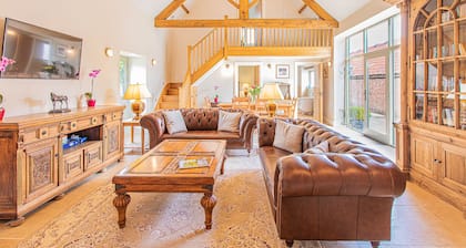 Idyllic Cotswold Barn with Stunning Views, Designer-Chefs kitchen & Hot Tub Hire