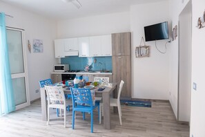 Fridge, oven, stovetop, coffee/tea maker