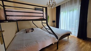 3 chambres, bureau, fer et planche à repasser, lit parapluie